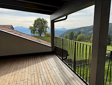 Geräuimiger Balkon mit Dolomitenblick