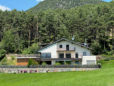 Maisonette-Wohnung auf zwei Ebenen mit prächtigem Garten