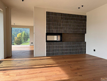 Wohnzimmer mit kuscheligem Kamin