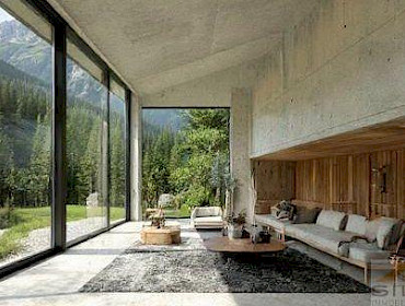 breite Fensterfront mit Bergblick