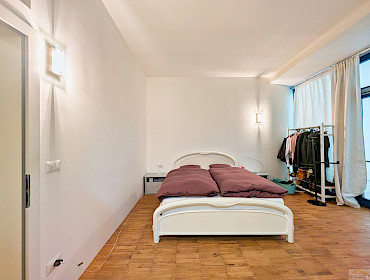 Großzügiges Schlafzimmer mit viel Platz zum Wohlfühlen
