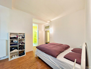Schlafzimmer mit eigenem Bad, das direkt angeschlossen ist