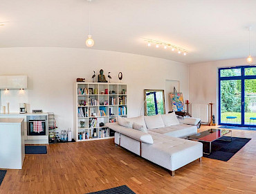 Gemütliches Wohnzimmer, das zum Verweilen einlädt