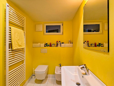 helles Badezimmer mit Bidet