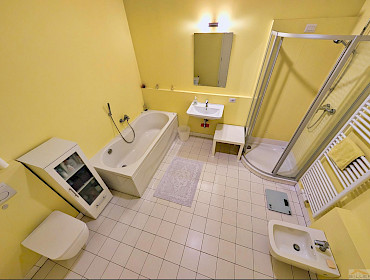 Großes, helles und einladendes Badezimmer