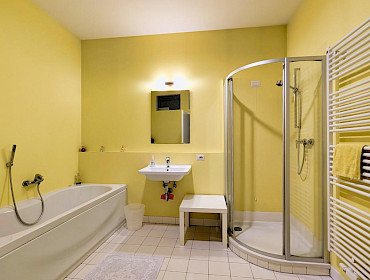 Badezimmer mit Badewanne und separater Dusche
