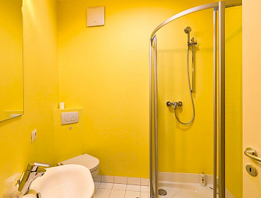 Modernes Gästebadezimmer mit Dusche, funktional und hell gestaltet