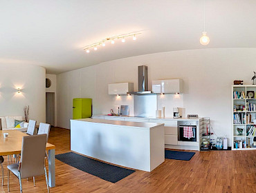 Offene, moderne Küche mit eleganter Insel