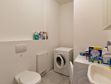 Waschraum mit Waschmaschine, Trockner und WC