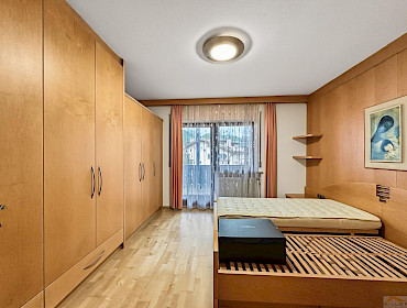 Ampia camera da letto con armadio e accesso al balcone Ampia camera da letto con armadio e accesso al balcone