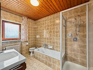 Bagno essenziale e funzionale con vasca e doccia Bagno essenziale e funzionale con vasca e doccia
