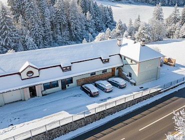 Außenansicht mit Stellplätzen