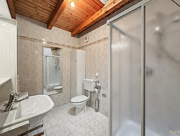 Badezimmer mit Dusche und Dachfenster