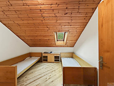 Gemütliches Kinderzimmer mit hellem Ambiente und Spielecke