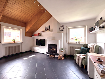 Helles Wohnzimmer mit Kamin, idealer Ort für Entspannung Helles Wohnzimmer mit Kamin, idealer Ort für Entspannung