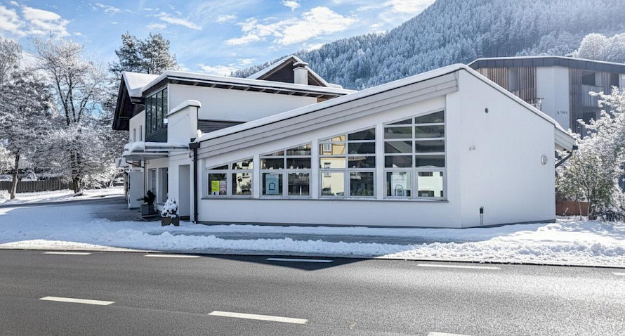 Ampio locale ad uso ufficio con cantina, magazzino e 5 posti auto! Bild