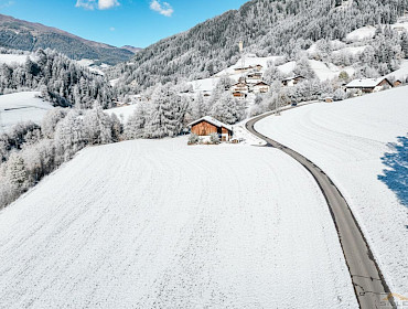 Feld mit landwirtschaftlichem Gebäude Feld mit landwirtschaftlichem Gebäude