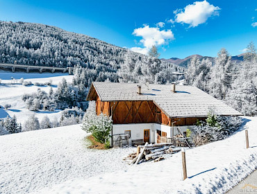 Außenansicht mit umgebendem Grundstück Außenansicht mit umgebendem Grundstück