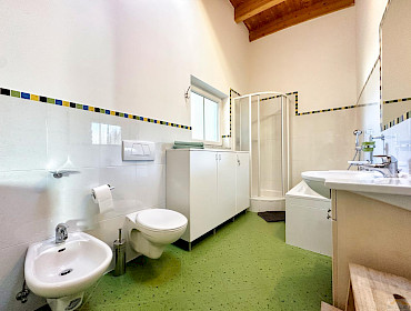 Bagno completo con doccia, vasca e bidet