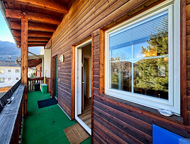 Balcone baciato dal sole mattitudino