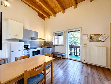 Cucina con balcone adiacente