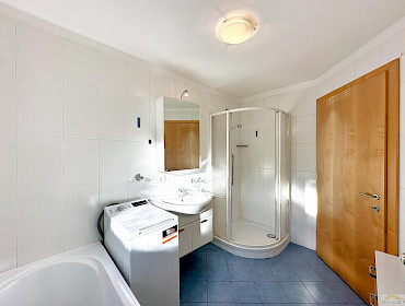 Badezimmer mit Dusche und Badewanne Badezimmer mit Dusche und Badewanne