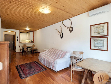 Wohnzimmer mit Zugang zum Balkon