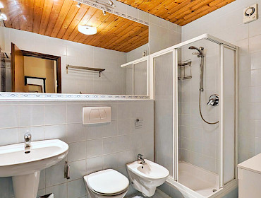 Badezimmer mit Dusche und Bidet