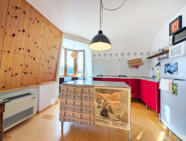 Küchentheke und offener Zugang zum Wohnzimmerbereich