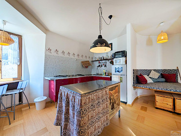 Küchentheke und offener Zugang zum Wohnzimmerbereich