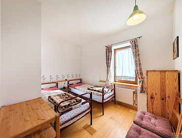 2. Schlafzimmer mit Fenster