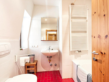 Badezimmer mit Fenster, Bidet und Badewanne