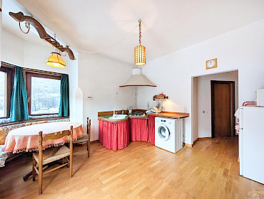 eat-in kitchen eat-in kitchen