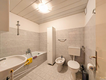 Badezimmer im zweiten Stock mit Badewanne und Bidet