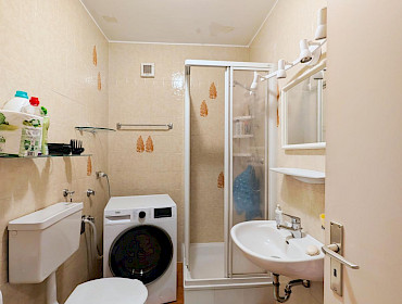 Badezimmer im Erdgeschoss mit Dusche und Bidet