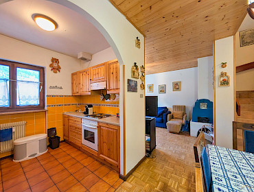 Breiter Bogen-Eingang zur Küche