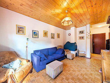 Helles Wohnzimmer mit Stil und Komfort, bezugsfertig