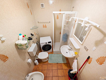 Badezimmer im Erdgeschoss mit Dusche, Bidet und Waschmaschinenanschluss