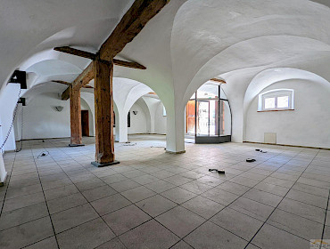 großes, weitläufiges Lokal