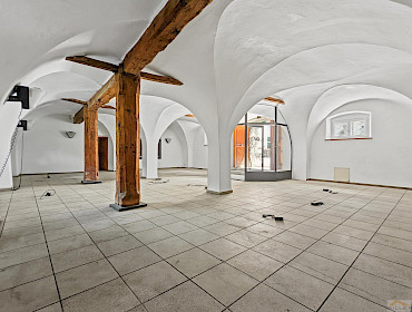 großes, weitläufiges Lokal