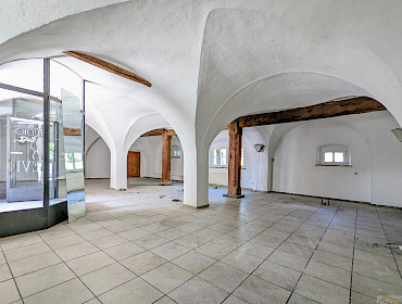 Sichtbarkeit garantiert durch Lage und große Vetrinen