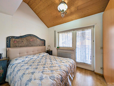 2. Schlafzimmer mit direktem Zugang zum Balkon