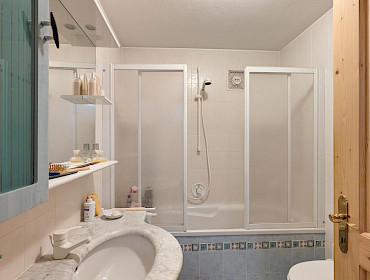 Badezimmer mit Badewanne und Bidet