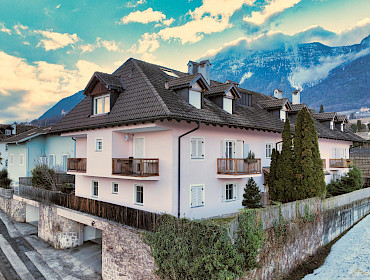 Außenansicht mit Bergkulisse im Hintergrund