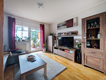 Wohnzimmer mit Zugang zum Balkon