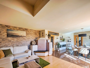 geräumiges Wohnzimmer
