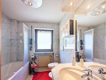 Badezimmer mit Fenster