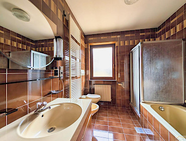 Badezimmer mit Dusche und Badewanne + Fenster Badezimmer mit Dusche und Badewanne + Fenster