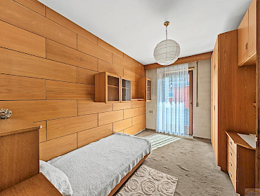 Gäste- oder Kinderzimmer mit Zugang zum Balkon