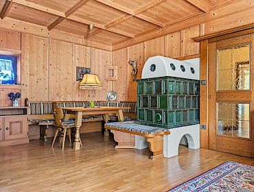Stube mit Kachelofen und Eckbank